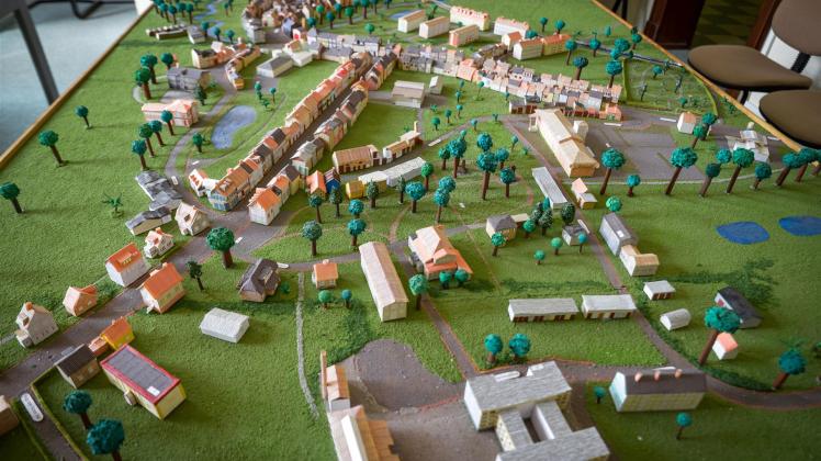 Hobbybastler haben das „alte“ Brüeler Stadtmodell wieder hergerichtet. Jahrelang hatte es auf dem Dachboden des Rathauses gestanden. Nun kann es zwei Etagen tiefer wieder besichtigt werden.