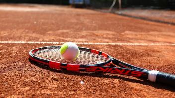 Rheinland-Pfalz Maï¬ nahmen in der Coronakrise Ein Tennisschlaeger und ein Ball liegen auf einem Tennisplatz Lockerungen