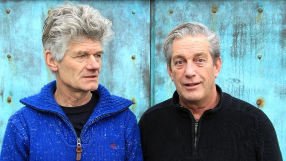 ARCHIV - Sie empfangen im Millinger Theetuin: Gärtner Henk Schumakers (links) und Inhaber Rob Frowijn (rechts). Foto: Bernd F. Meier/dpa-tmn - ACHTUNG: Nur zur redaktionellen Verwendung im Zusammenhang mit dem genannten Text ARCHIV - Sie empfangen im Millinger Theetuin: Gärtner Henk Schumakers (links) und Inhaber Rob Frowijn (rechts). Foto: Bernd F. Meier/dpa-tmn - ACHTUNG: Nur zur redaktionellen Verwendung im Zusammenhang mit dem genannten Text