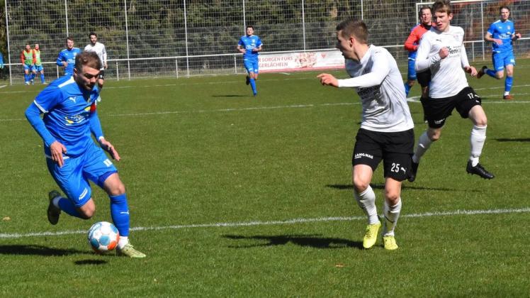 Viele Eutiner Hoffnungen ruhen auf Tim Schüler (links), der sich hier im Spiel gegen den TSV Kronshagen durchsetzt.