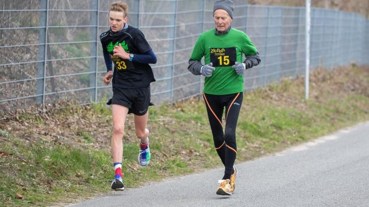 Fokke Kramer vom Bosauer SV (rechts) läuft locker sein Tempo, während U18-Athlet Constantin Johannsen vom Sport-Club Itzehoe energisch an ihm vorbeizieht.