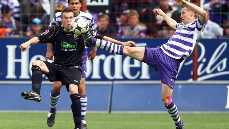 Bildnummer: 08943279  Datum: 17.05.2009  Copyright: imago/osnapix
Osnabrück, DEUTSCHLAND 17. MAI 2009: 2. FBL 08/09 - VfL Osnabrück vs. Rot Weiss Ahlen. Kevin Grosskreutz (Ahlen, links) im Zweikampf gegen Hennig Grieneisen (Osnabrück).; Fussball Ger 2008 2009 2. BL xdp x0x 2009 quer Wettbewerb Meisterschaft osnabrueck match player action 2008/2009 2008/09 08/09 2008 2009 fussball ball stadion arena dfb spieler 

Image number 08943279 date 17 05 2009 Copyright imago osnapix Osnabrück Germany 17 May 2009 2 FBL 08 09 VfL Osnabrück vs Red White Ahlen Kevin Großkreutz Ahlen left in duel against Hennig Grieneisen Osnabrück Football ger 2008 2009 2 BL  x0x 2009 horizontal Competition Championship  Match Player Action 2008 2009 2008 09 08 09 2008 2009 Football Ball Stadium Arena DFB Players  