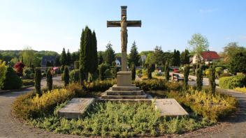 Friedhof der Gemeinde Hagen a.T.W. im Mai 2022 // Grab Friedhof Kreuz Kirche Kruzifix Tod Sterben