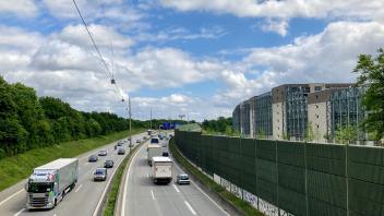 Die A23 Richtung Süden kurz vor dem Dreieck Nordwest in Hamburg-Eidelstedt. Rechts die Wohnsiedlung am Hörgensweg, die seit 2017 auf zusätzlichen Lärmschutz durch Flüsterasphalt wartet. 