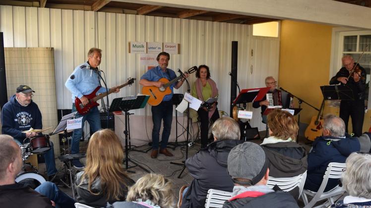 Gut besucht waren diese Woche die Carport-Konzerte in der Hinstorffstraße 152, die Ulrich Meyer organisiert hatte.