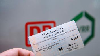 Einführung des 9-Euro-Ticket Verkehr, Zug, 9-Euro-Ticket: Ein Mann hält das 9-Euro-Ticket in der Hand. Mit der von der B