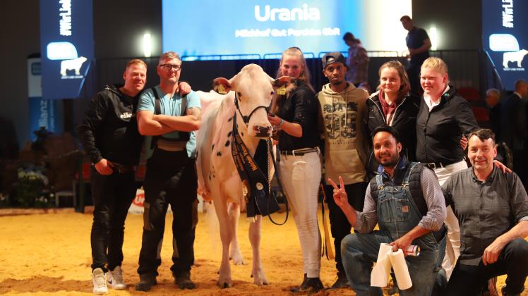 Grand Champion Urania mit dem Team vom Milchhof Gut Parchim