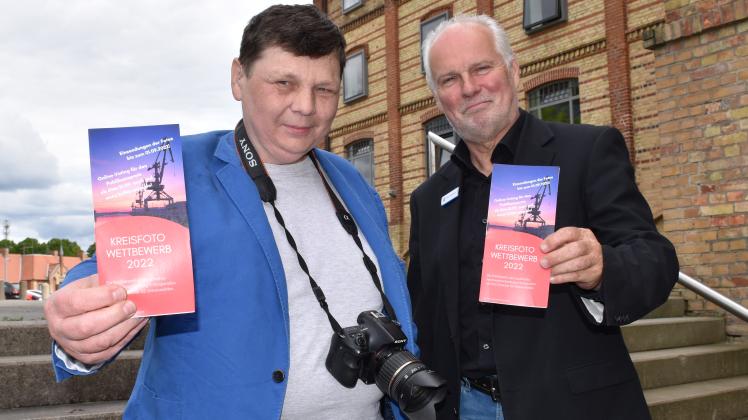 Udo Meier vom Fotoclub 82 Grevesmühlen und Klaus-Jürgen Ramisch präsentieren den Flyer für den Kreisfotowettbewerb 2022.