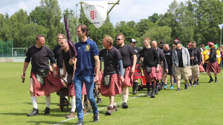 Kettenkamp, Highland-Games des SV Kettenkamp; Foto: Bernard Middendorf Zünftiges Outfit: Echte Schotten würden neidisch werden beim Einzug der „Macht im Norden“