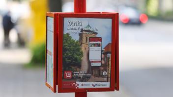 Werbung für die Yaniq App an der Bushaltestelle am Willy-Brandt-Platz, gegenüber der Agentur der Arbeit in Osnabrück. Foto: Michael Gründel