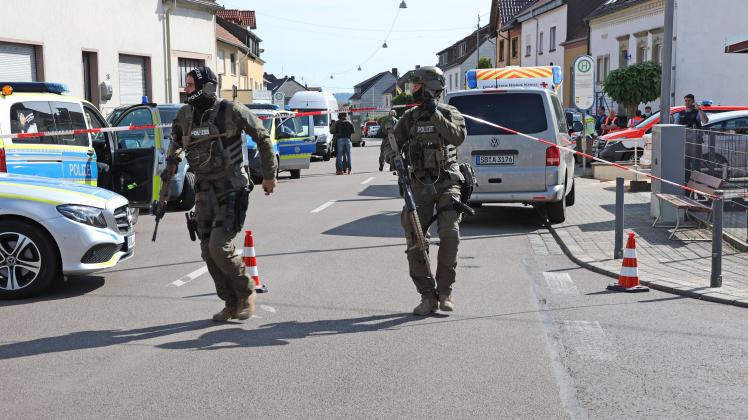In Saarbrücken-Klarenthal ist am Freitagmorgen (3.6.2022) ein Polizeibeamter durch Schüsse verletzt worden. Die Polizei