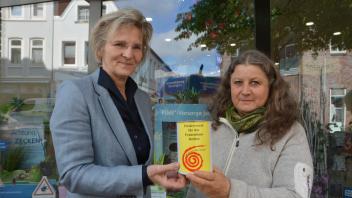 Barbara Fisser (l.), Apotheken-Inhaberin, übergibt die Spenden an Sabine Bahlo vom Itzehoer Frauenhaus.
