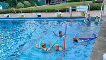 Im Westerkappelner Bullerteichbad entwickeln sich Bürener Grundschüler in der Schulschwimmwoche zu wahren Wasserratten auch mithilfe von Poolnudeln und festigen ihr Schwimmvermögen.