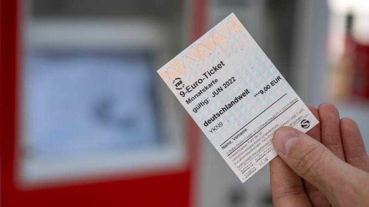 ARCHIV - Ein 9-Euro-Ticket ist vor einem Fahrkartenautomaten zu sehen. Foto: Monika Skolimowska/dpa/Symbolbild