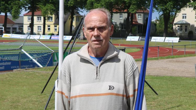 Wolfgang Schuster vom SSV Einheit Perleberg - hier vor dem Speerwurf-Training - gewann bei den Landesmeisterschaften der Senioren sechs Medaillen. Darunter Gold mit dem Diskus