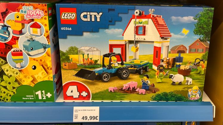 Das neue Lego-Set „Bauernhof mit Tieren“ wartet in einem Schweriner Spielzeugladen auf kaufwillige Eltern. Laut Organisation Peta vermittelt es falsche Werte an Kinder.