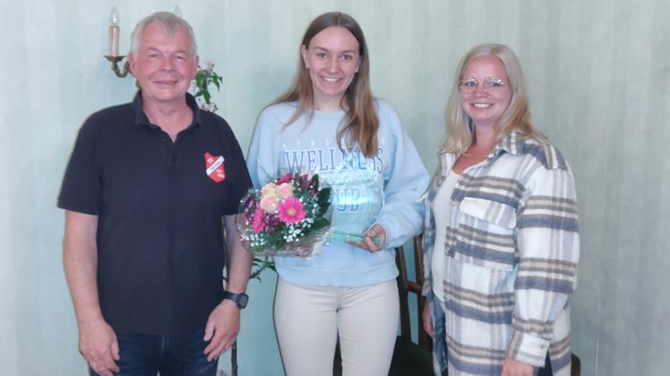 Eine besondere Ehrung: (v. l.)  Vorsitzender Horst Maronn, doe Sportlerin des Jahres, Maike Rehling, und die 2. Vorsitzende, Carolin Schmock.