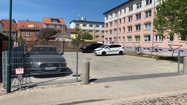 Gepflegtes Wohnen und Parken in der Heinrich-Heine Straße, die kommunale Wohnungsbau hat einiges ins Umfeld investiert.