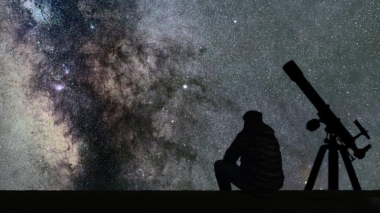 Man looking at the stars, astronomy telescope. Milky Way starry sky (Allexxandar)
