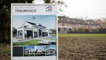 28 03 2019 Gelsenkirchen Baugrundstück ist für ein Hausbau vorbereitet mit einem Schild Traumhaus **
