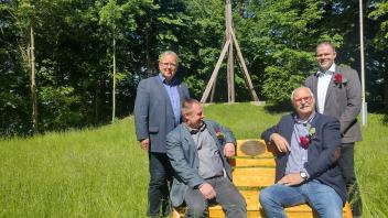 Die Bank aus Lärchenholz ist das Geschenk der Stadt Plön an ihre Schützengilde zum 400-jährigen Bestehen: Heinz Langfeldt (rechts sitzend), neben ihm Holger Ochs, Lars Winter (stehend links) und Gildeschreiber Torben Martens.  