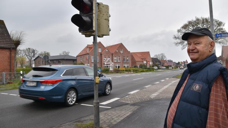 Ortstermin im Mai 2021: Vor einem Jahr zeigte sich Flachsmeers Ortsbürgermeister Karl-Heinz Jesionek schon zuversichtlich, dass es eine Ampel geben wird. Nun kommt sie. 