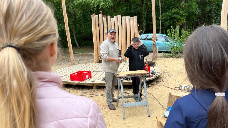 Die Schüler der Grund- und Oberschule Neuhaus erlebten hautnah, was aus Holz alles gezaubert werden kann.