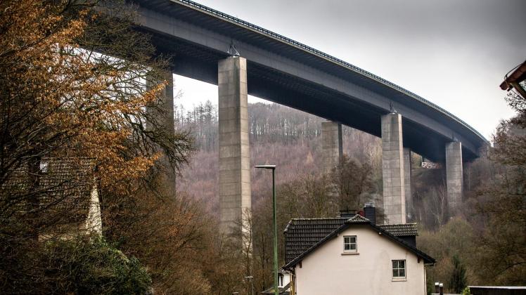 ARCHIV - Die marode Talbrücke Rahmede auf der Autobahn 45 bei Lüdenscheid. Foto: Dieter Menne/dpa/Archivbild