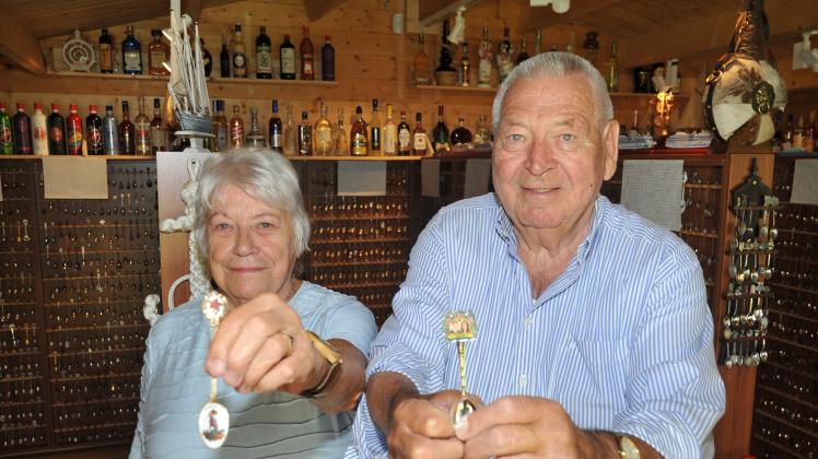 Zwei von mehr als 9500: Margret und Hans-Josef Schöler sind stolz auf ihre Löffelsammlung. 