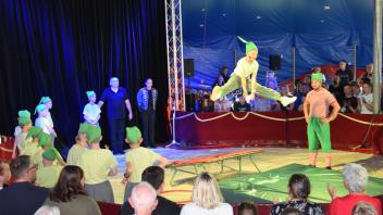 Schule mal anders: Im Zirkuszelt konnten die Schüler der Grundschule Lange Straße ihr akrobatisches Talent unter Beweis stellen. 