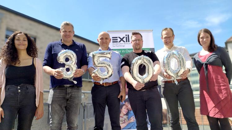 Nicht nur Luftballons haben die Mitglieder des 1. Osnabrücker Ski-Club „Eddie the Eagle“ mitgebracht. Sie untersützen Sportprojekte von Exil e. V. mit 3500 Euro.