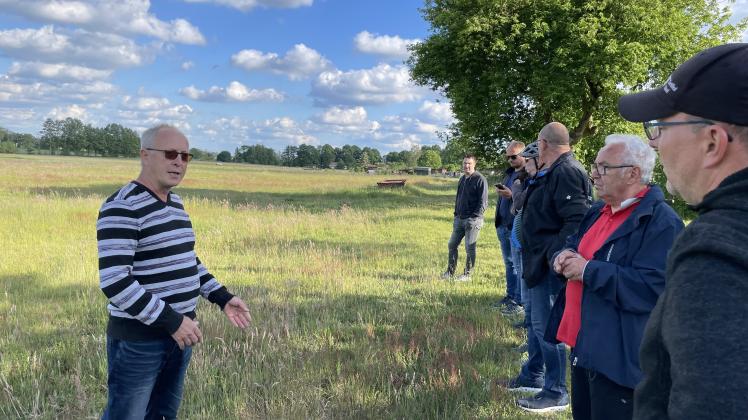 Im Rosinengrund in Goldenstädt können sich Vize-Ausschussvorsitzender Hartmut Voss (l.) und seine Bauausschuss-Kollegen ein neues Wohngebiet vorstellen - in ferner Zukunft.