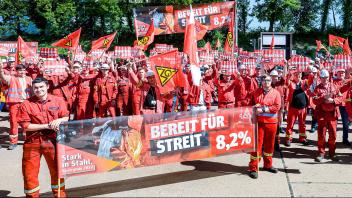 Beim Warnstreik und der Kundgebung in Georgmarienhütte haben sich nach Angaben der IG Metall insgesamt über 450 Beschäftigte der Stahlwerke Georgsmarienhütte beteiligt.