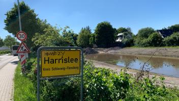 Im angrenzenden Straßenzug Moorweide in Harrislee kam es regelmäßig zu Überflutungen, weshalb hier nun ein Regenrückhaltebecken geschaffen wird.