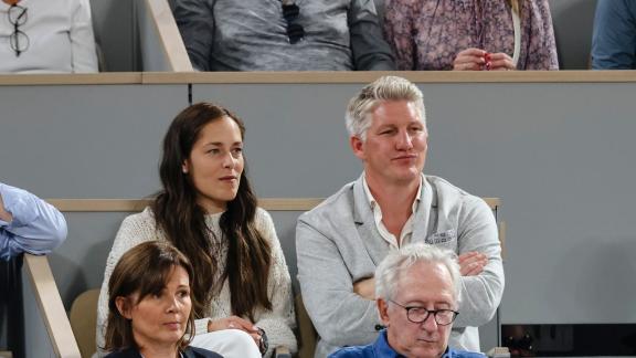 Ex-Tennisspielerin Ana Ivanovic und ihr Mann Bastian Schweinsteiger verfolgten das Match auf der Tribüne. Foto: Frank Molter/dpa Ex-Tennisspielerin Ana Ivanovic und ihr Mann Bastian Schweinsteiger verfolgten das Match auf der Tribüne. Foto: Frank Molter/dpa