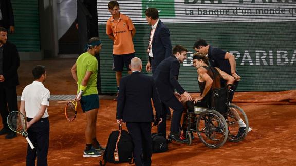 Im Rollstuhl wurde Zverev vom Platz gebracht. Foto: Anne-Christine Poujoulat/AFP/dpa Im Rollstuhl wurde Zverev vom Platz gebracht. Foto: Anne-Christine Poujoulat/AFP/dpa