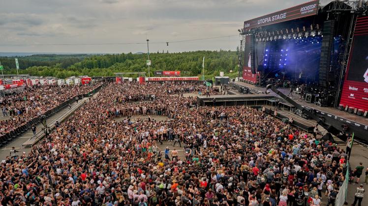 Fans stehen bei einem Konzert auf dem diesjährigen «Rock am Ring» vor der Bühne. Foto: Thomas Frey/dpa