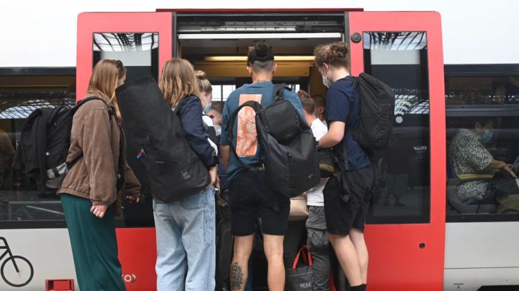 Passagiere stauen sich auf dem Leipziger Hauptbahnhof an der Tür einer Regionalbahn nach Eisenach. Foto: Hendrik Schmidt/dpa - ACHTUNG: Nur zur redaktionellen Verwendung im Zusammenhang mit der aktuellen Berichterstattung und nur mit vollständiger Nennung des vorstehenden Credits