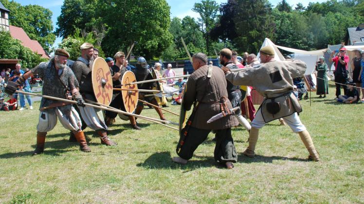 Waffenkunde und Schauwettkampf gehören ebenfalls zum bunten Programm auf dem Wikingermarkt.