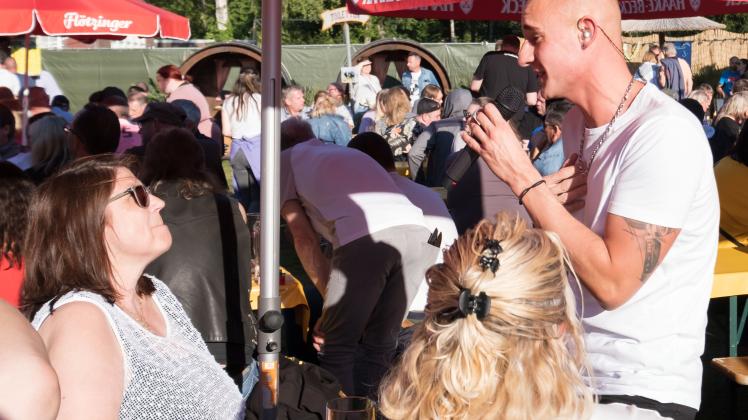 Gab am Samstag ein kleines Konzert auf der Sommerwiese und zeigte sich nahbar: Der Delmenhorster Schlagersänger Justin Winter. 