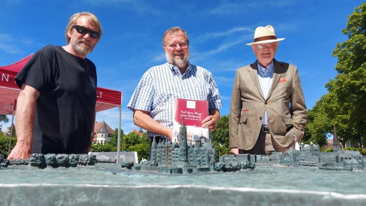 Sie wollen, dass Schwerin zum Welterbe wird: Prof. Dr. Wilfried Melcher, Ehrenvorsitzender Norbert Rethmann (r.) und Hugo Klöpzig (l.).