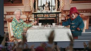 Auf Video festgehalten und bei der Platin-Party gezeigt: Königin Elizabeth II. trinkt Tee mit dem Bären Paddington. Foto: Victoria Jones/PA/dpa