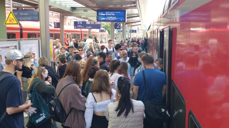 Viele Schweriner wollten am Samstagmittag mit dem Regionalexpress nach Rostock fahren.