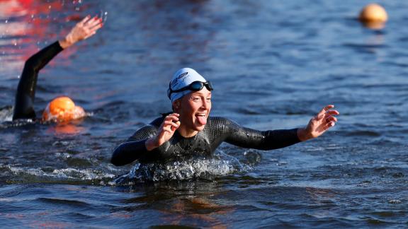 Die britische Sportlerin Katrina Matthews (r) verlässt nach dem Schwimmen den Senftenberger See. Foto: Hannibal Hanschke/dpa Die britische Sportlerin Katrina Matthews (r) verlässt nach dem Schwimmen den Senftenberger See. Foto: Hannibal Hanschke/dpa