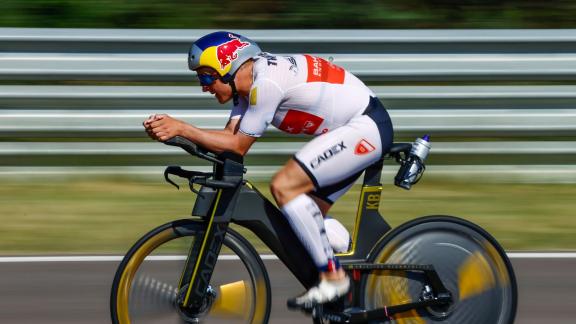 Der norwegische Triathlet Kristian Blummenfelt beim Radfahren auf dem Lausitzring. Foto: Hannibal Hanschke/dpa Der norwegische Triathlet Kristian Blummenfelt beim Radfahren auf dem Lausitzring. Foto: Hannibal Hanschke/dpa