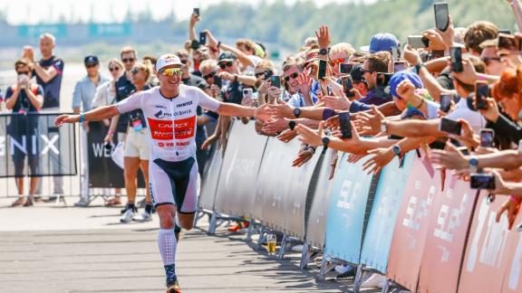 Kristian Blummenfelt lässt sich nach seinem Sieg auf dem Lausitzring von den Fans feiern. Foto: Hannibal Hanschke/dpa Kristian Blummenfelt lässt sich nach seinem Sieg auf dem Lausitzring von den Fans feiern. Foto: Hannibal Hanschke/dpa