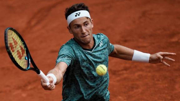 Casper Ruud war in seinem ersten Grand-Slam-Finale chancenlos gegen Rafael Nadal. Foto: Thibault Camus/AP/dpa Casper Ruud war in seinem ersten Grand-Slam-Finale chancenlos gegen Rafael Nadal. Foto: Thibault Camus/AP/dpa