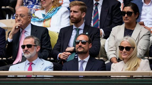 König Felipe von Spanien (vordere Reihe l-r), Kronprinz Haakon von Norwegen und Kronprinzessin Mette-Marit von Norwegen schauten sich das Finale in Paris an. Foto: Michel Euler/AP/dpa König Felipe von Spanien (vordere Reihe l-r), Kronprinz Haakon von Norwegen und Kronprinzessin Mette-Marit von Norwegen schauten sich das Finale in Paris an. Foto: Michel Euler/AP/dpa
