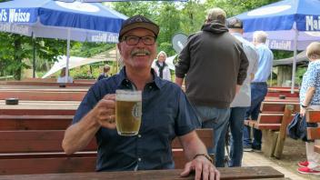 Charly Witte aus Haste ließ sich ein frisch gezapftes bayrische Bier im Waldbiergarten schmecken.