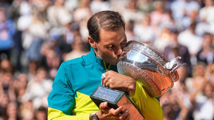 Rafael Nadal küsst die French-Open-Trophäe. Foto: Michel Euler/AP/dpa